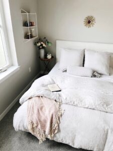 Read more about the article Small Apartment Bedroom Ideas For Stylish Yet Cozy Spaces