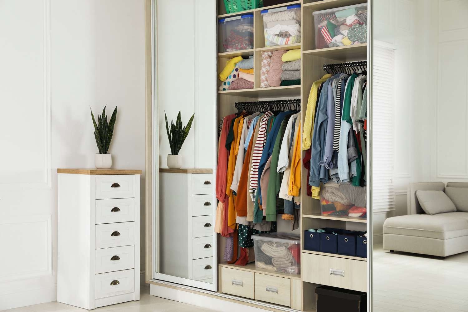 Read more about the article Small Bedroom Closet Ideas For Maximizing Storage Space